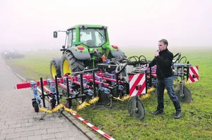 An der ordentlichen Mitgliederversammlung waren drei Experten Gegenüberstellung von GPS, Kamerasteuerung und manueller Spurführung eingeladen. Hier im Bild ist Marius Frei von der Lanzberg Precision Farming zu sehen. (Bild nb)