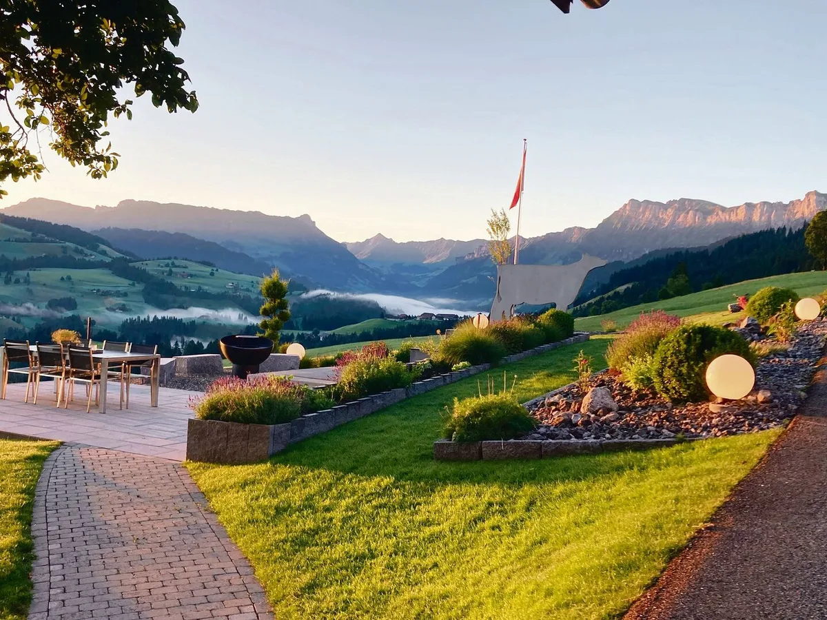 8a0e6d3433828ac54e2abfa4e9ec34478967e26ca6b9a09847d386f97d0f66d8 Bei der ersten Tasse Kaffee das Panorama geniessen: Das ist Erholung pur. Ein Hingucker ist dabei auchdie rund 800 kg schwere Kuh aus Sichtbeton – eine Idee von Adrian Siegenthaler.