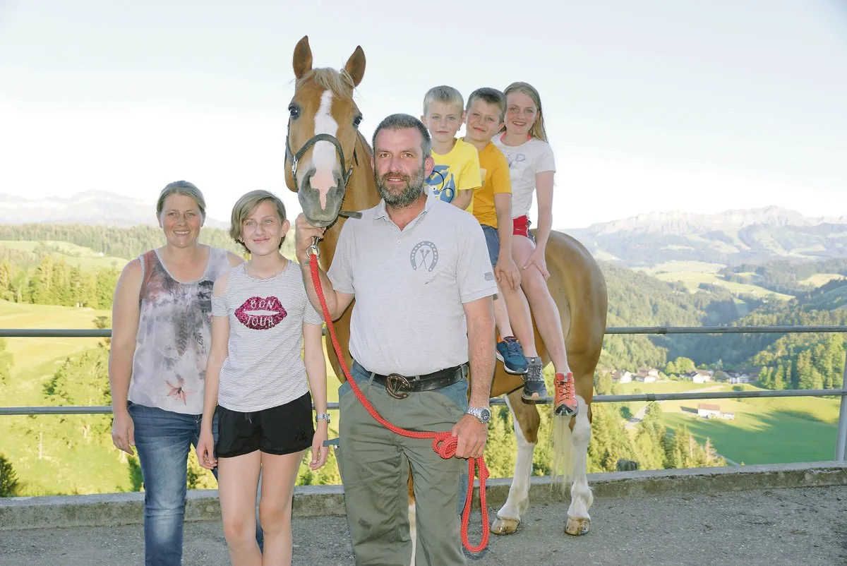 9e6e28ebc709c4ac54461945a1153ffaf5a89f3a Bei Familie Furrer packen alle mit an: Die Eltern Sandra und Kobi Furrer mit den Kindern Tamara und – auf dem Rücken von Lanzelot – Lukas, Jakob Junior und Chantal.(Bild Annelies Bichsel)