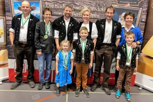 Die Erstplatzierten in der Kategorie Berner Hobelkäse AOP (v. l. n. r.): 2. Rang: Andreas und Daniela Röthlisberger, Zweisimmen; 1. Rang: Reinhold und Franziska Trachsel mit Nina und Loris, Lenk; 3. Rang: Fritz und Daniela Gerber mit Bruno, Schangnau.