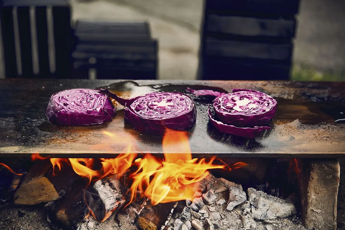 Es muss nicht immer eine Wurst und der Grillrost sein. Auch Gemüse eignet sich hervorragend zum Feuerkochen, zum Beispiel in dicke Scheiben geschnittener Chabis.