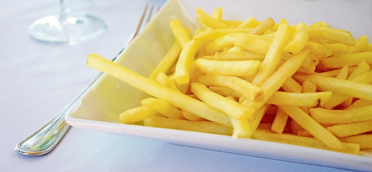 Aufgrund von Corona-bedingten Restaurantschliessungen sind die Absatzmengen von Frites stark gesunken. Dies führt zu einem Überhang an Veredelungskartoffeln. (Bild AdobeStock)
