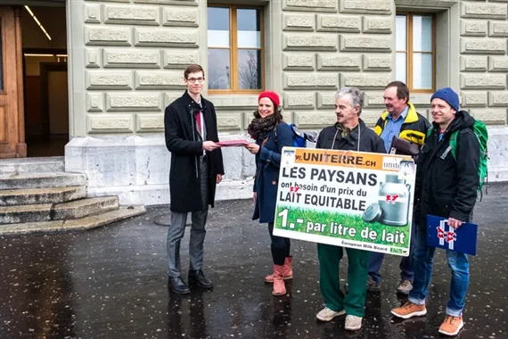 Berthe Derras von Uniterre überreichte am 27. März 2018 einem Mitarbeiter der Bundeskanzlei die Unterschriften der Milchpetition. (Bild hja)