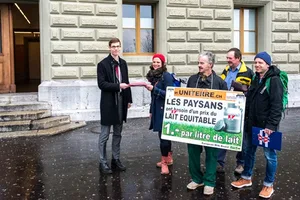 Berthe Derras von Uniterre überreichte am 27. März 2018 einem Mitarbeiter der Bundeskanzlei die Unterschriften der Milchpetition. (Bild hja)