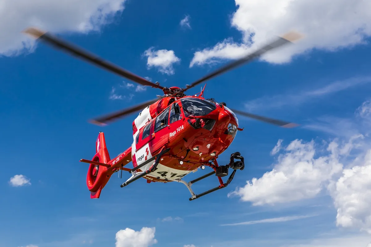 Rega_Airbus_H145_Luft_Blau Wildgewordener Stier verletzt Bauern