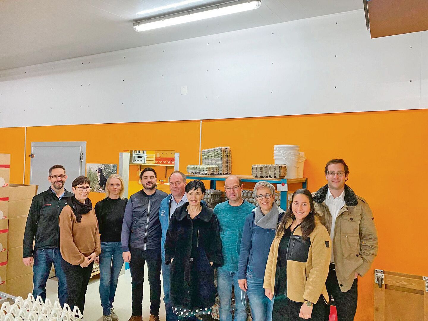15 Parlamentarier zu Besuch auf dem Geflügelhof von Familie Gisi