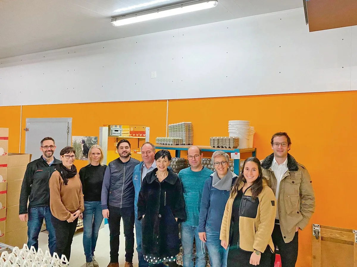 556b6a9081f910694e1ed3f149db966f3d5a6f032030ca36a30b05862933e3d5 15 Parlamentarier zu Besuch auf dem Geflügelhof von Familie Gisi