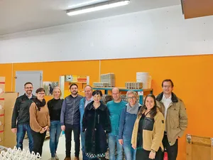 Parlamentarier(innen) und BVA-Vertreter beim Augenschein auf dem Geflügelbetrieb Gisi in Mellingen.