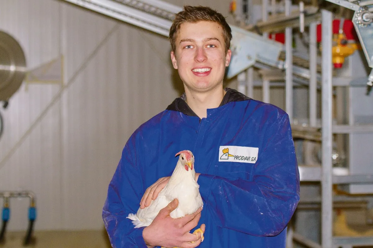 3e82ba3addfe9040a62d772ad030a9a18b64c8c8 Sascha Liechti ist im 2. Lehrjahr der Zweitausbildung auf dem Betrieb Moser in Bonfol JU.(Bild zVg)