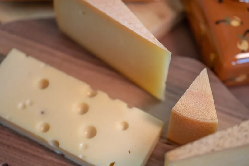 ka__se-milch-brot69-800px Der Bundesrat bleibt bei der Direktauszahlung der Verkäsungszulage und korrigiert beim Absenkpfad nach