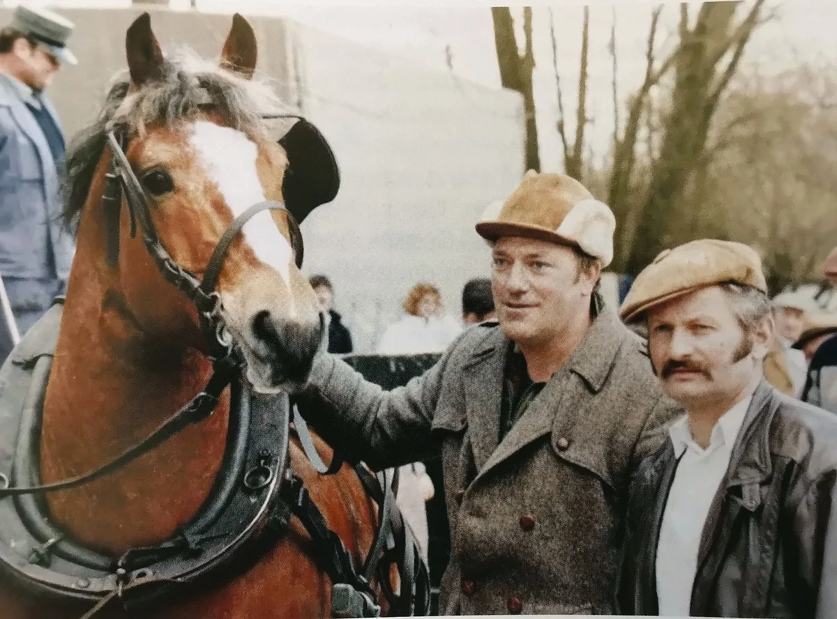 f76a03b8c26912cfa0886ad30ef80037ac9e649f Drei Bekannte an der Ausdauerprüfung in Avenches: Der Freibergerhengst Hulax neben seinem Fahrer Jean-Claude Frossard, Les Pommerats JU, und Ruedi Bühler, Bellelay BE. (Bild Michel Lambert)