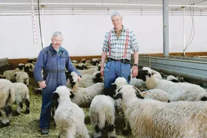 Paul Julen (rechts) ist Eigentümer von «Tradition Julen», neben ihm steht sein Schafhirte und Metzger Christian Furger.
