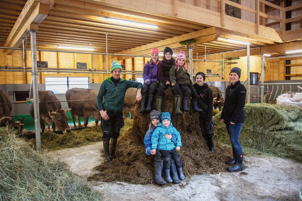 1da86ead339cb17bf6fe008427bcc6cb552a3a54 Grossfamilie Käslin aus Ennetmoos NW. Vorne: Kira (8) und Elin (4). Hinten: Andreas (41), Sina (9), Beno (11), Jael (6), Lara (13) und Martina Käslin (38). Bild: Pia Neuenschwander