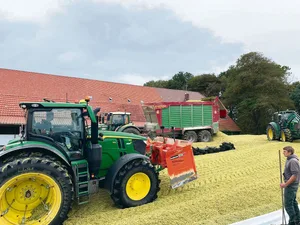 Zeitweise hat Timo mit dem Traktor der Familie beim Anwalzen mitgeholfen.