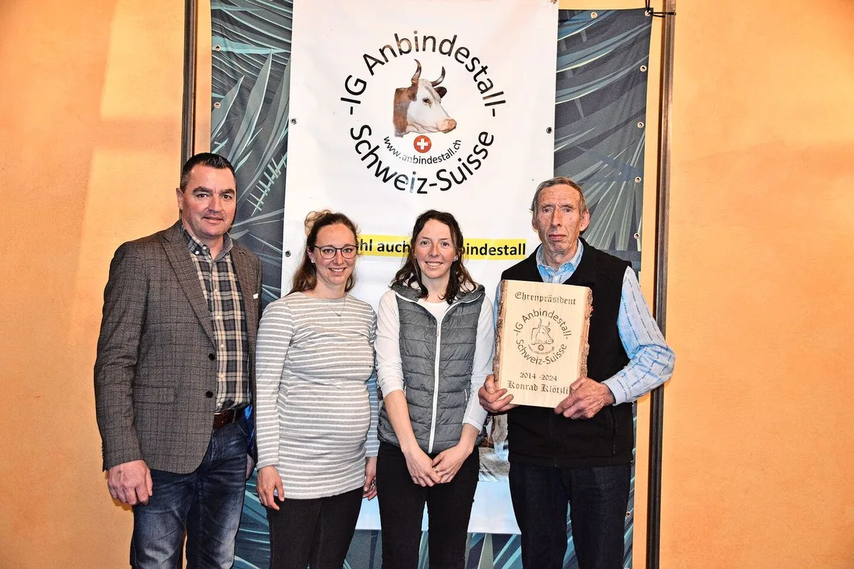 4fb852deec7cf163e0327ac28192ffccc990bf2fdaf9c820324ab0adfdf27f8a Präsident Thomas Knutti, die abtretenden Kassiererin Stefanie Schwarz, ihre Nachfolgerin Iris Grossen und der Ehrenpräsident Konrad Klötzli (v. l.).