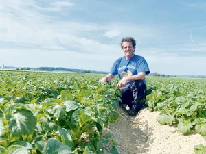 «Es wurde noch nie ein so grosser Teil der Kartoffeln so spät gepflanzt», sagt Ruedi Fischer. Trotzdem: Das Feld in Bätterkinden BE sieht gut aus.