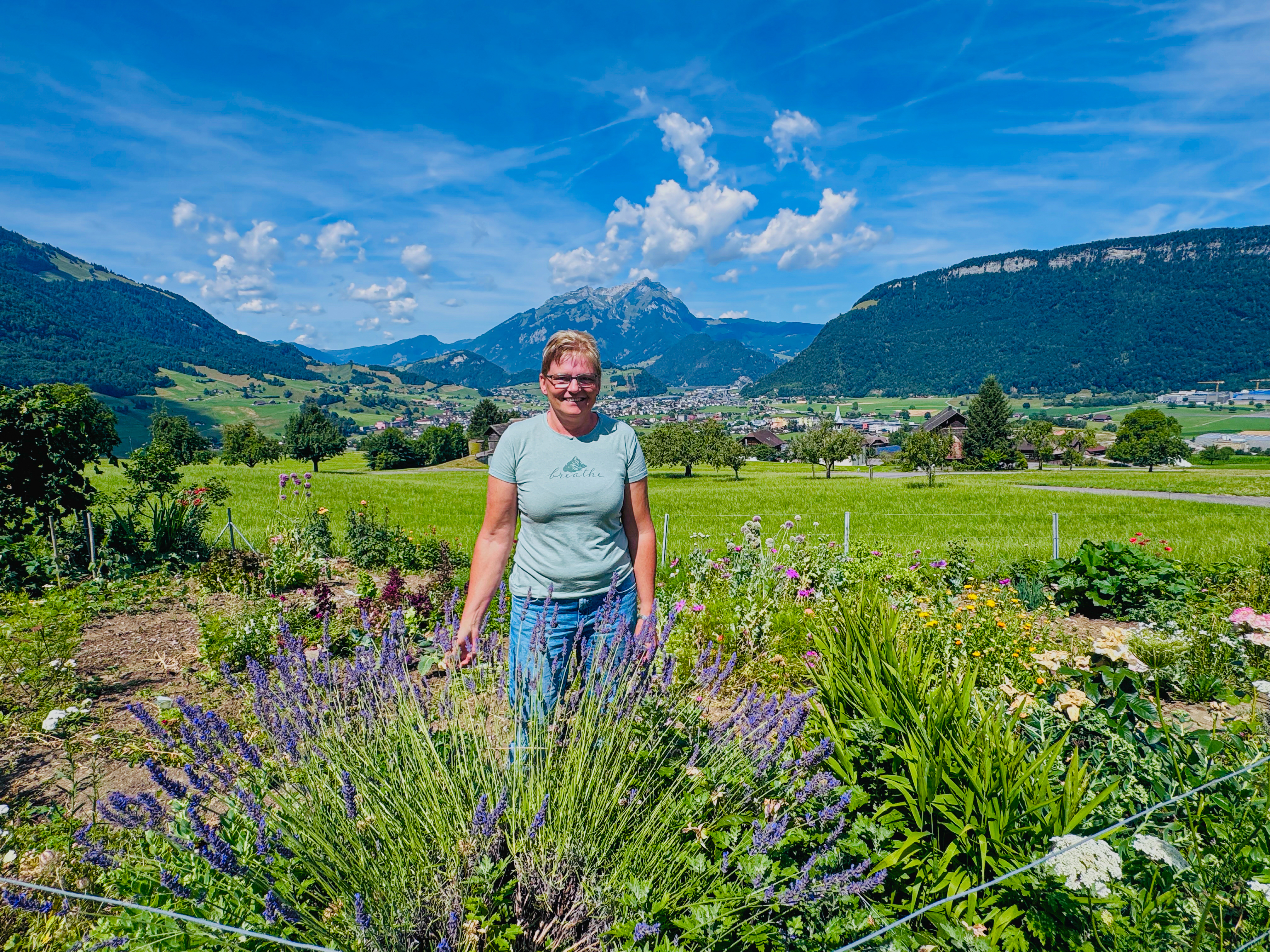 Wegen der anhaltenden Hitze habe der Garten ein wenig gelitten, meint Margrit Odermatt. 