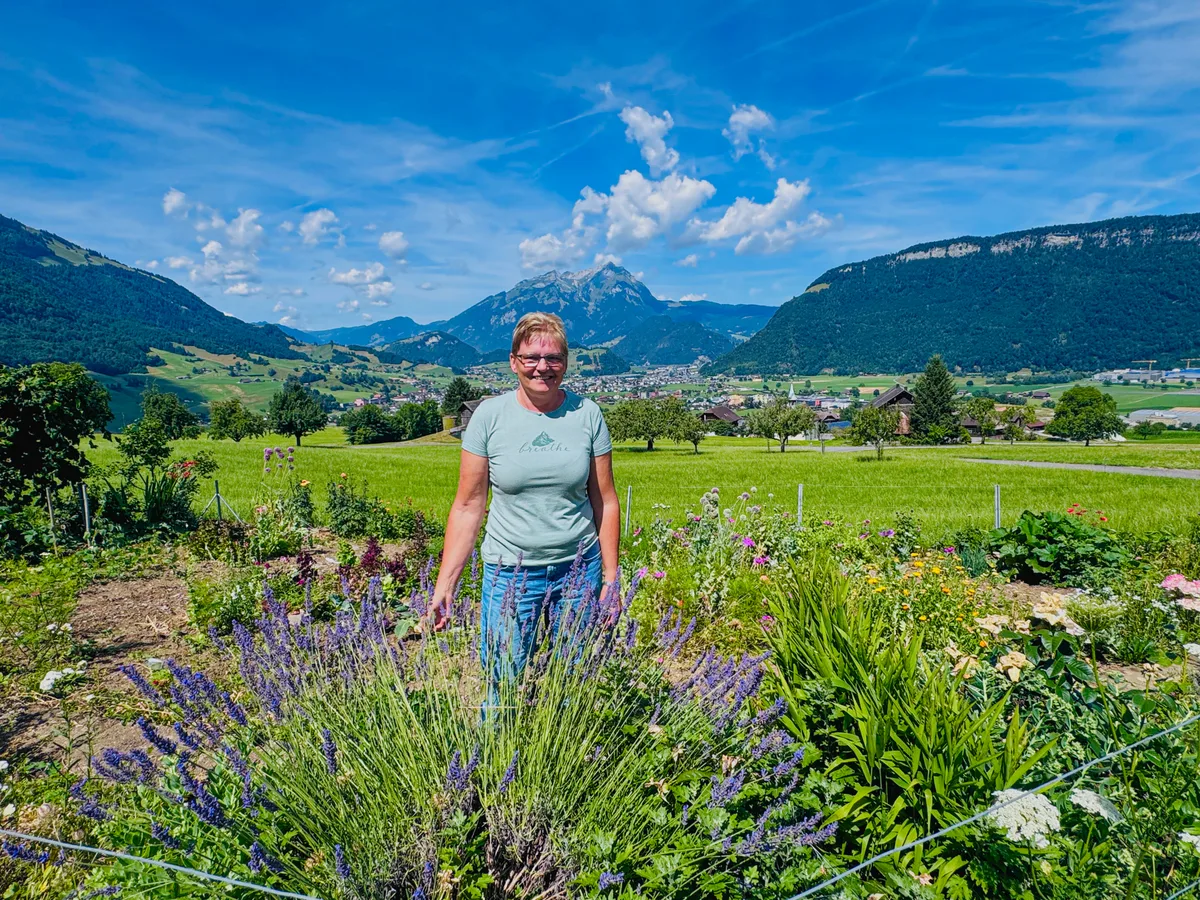 Wegen der anhaltenden Hitze habe der Garten ein wenig gelitten, meint Margrit Odermatt. 