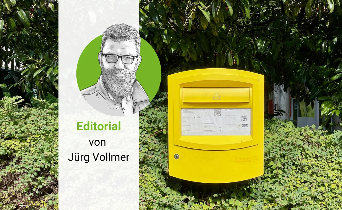 Gezeichnetes Porträt von Jürg Vollmer neben einem Post-Briefkasten.