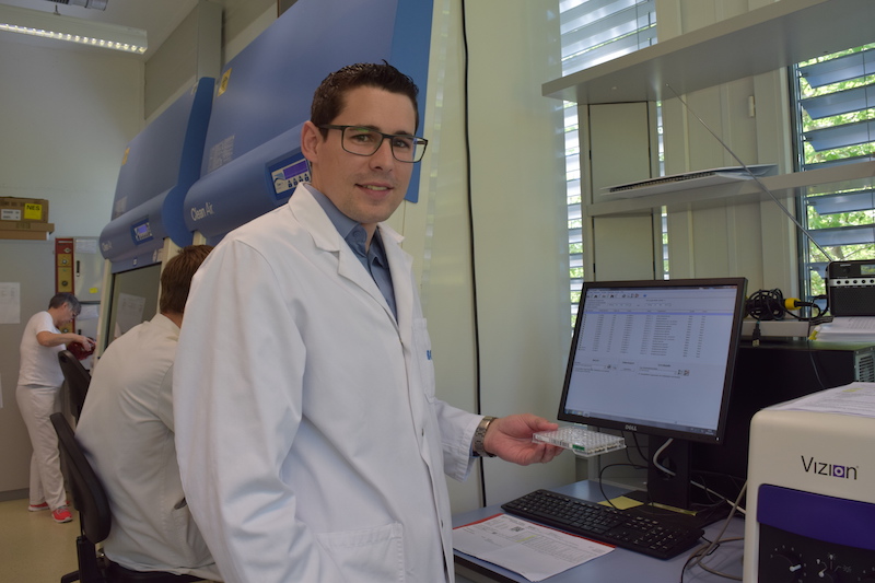 Patrick Wirth mit einem Antibiogramm, das kurz vor der Auswertung steht. (Bilder sgi)