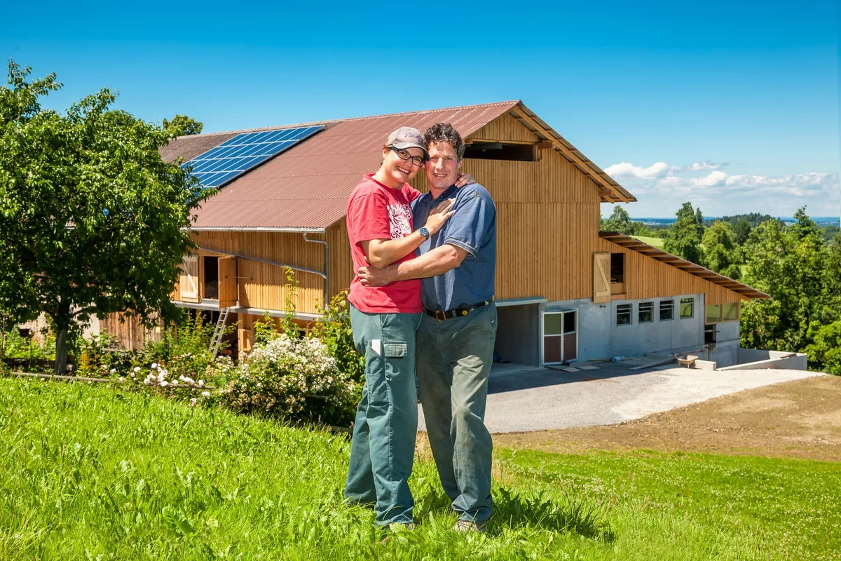 13a43dedcde8a9e88a02629e50eeea921285e10e Patricia und Medard sind dank «Bauer, ledig, sucht...» seit sieben Jahren ein glückliches Paar. Zwei Kinder machten das Familienglück dann perfekt. (Bild Patricia Keller)