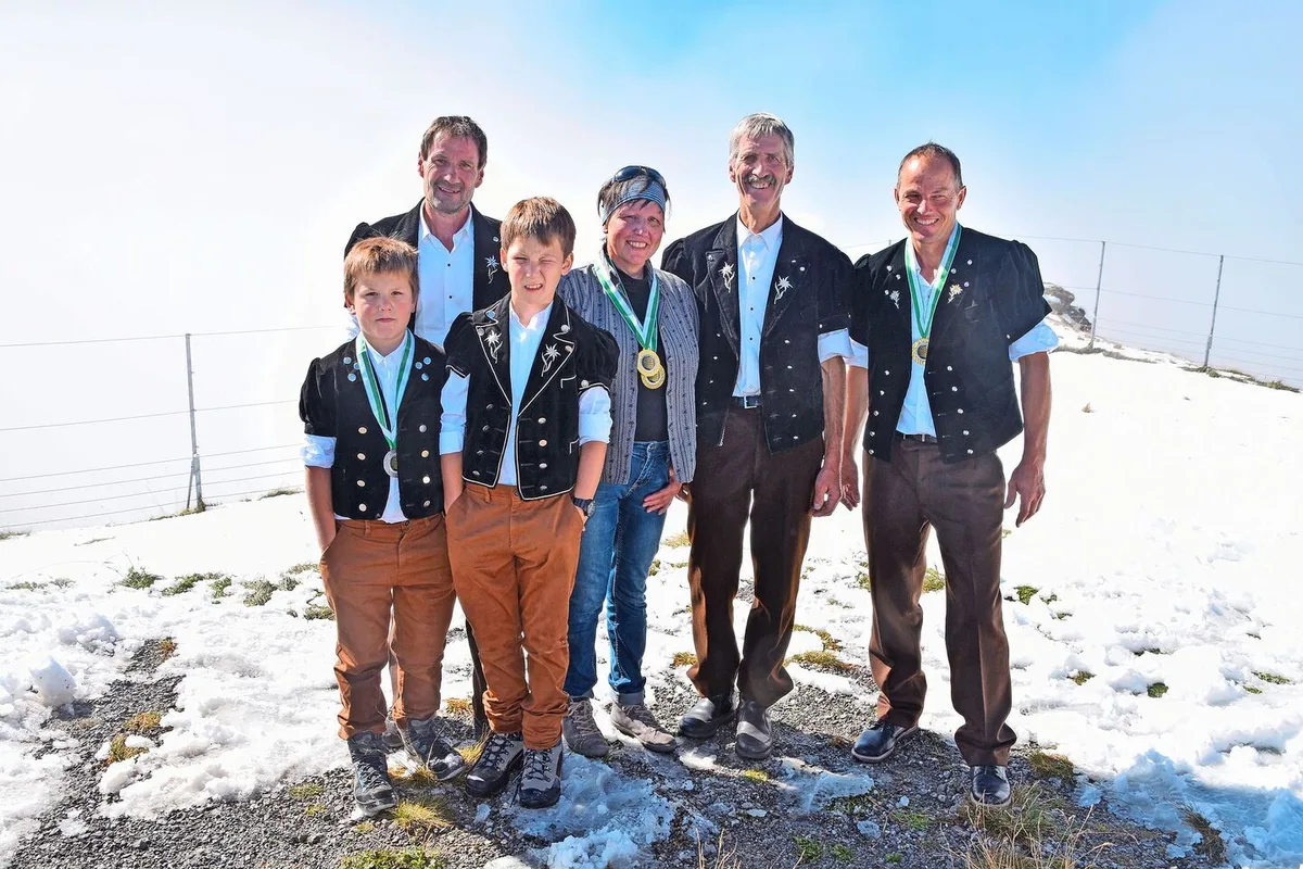 Beim Berner Alpkäse AOP sieht das Klassement folgendermassen aus (v. l. n. r.): 2. Platz Fritz Gerber, Schangnau; 1. Platz Erika Lauber, Lenk; 3. Platz Katharina und Adrian Zeller, Lenk.