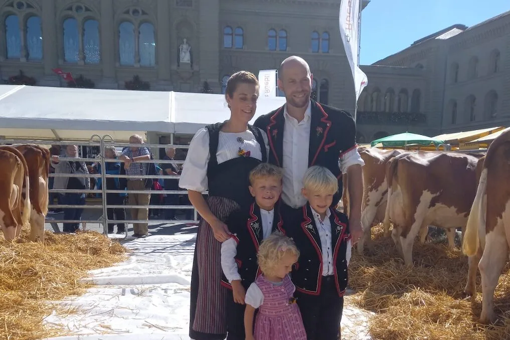 DSC_45.JPG Die Familie Annina und Markus Schweizer mit ihren Kindern anlässlich der «Sichlete» in Bern. Schweizers nehmen seit einigen Jahren mit einem Teil ihrer Kühe am Event teil.
