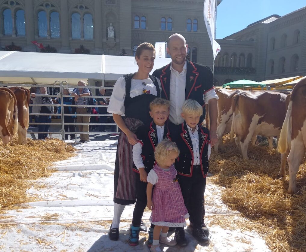 DSC_45.JPG Die Familie Annina und Markus Schweizer mit ihren Kindern anlässlich der «Sichlete» in Bern. Schweizers nehmen seit einigen Jahren mit einem Teil ihrer Kühe am Event teil.