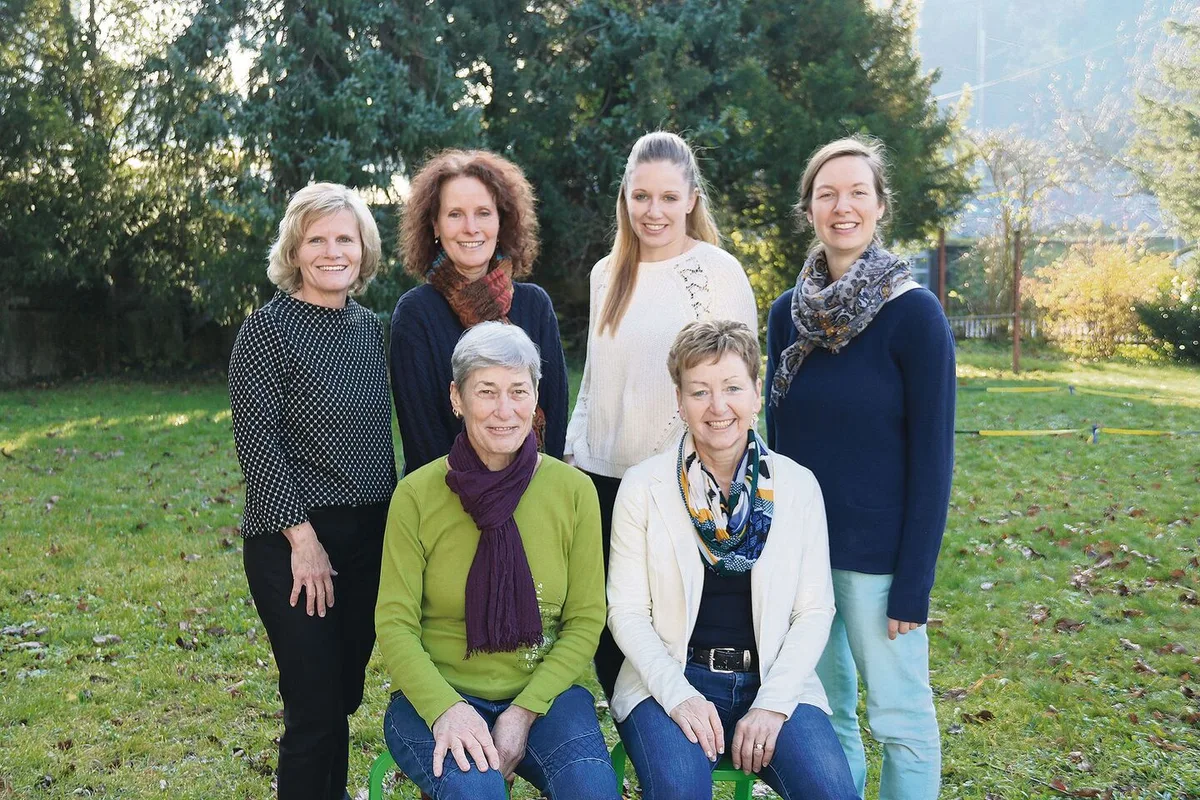 80d3fd9ecf5d46d2c34089a12feb6581546a64f90820d86ac9877a9664d49405 Hinten (v. l.): Brigitte Ryser, Claudia Bernet, Jasmin Schütz, Magdalena Hostettler, vorne (v. l.): Yvonne Brodmann, Nadia Barmettler.