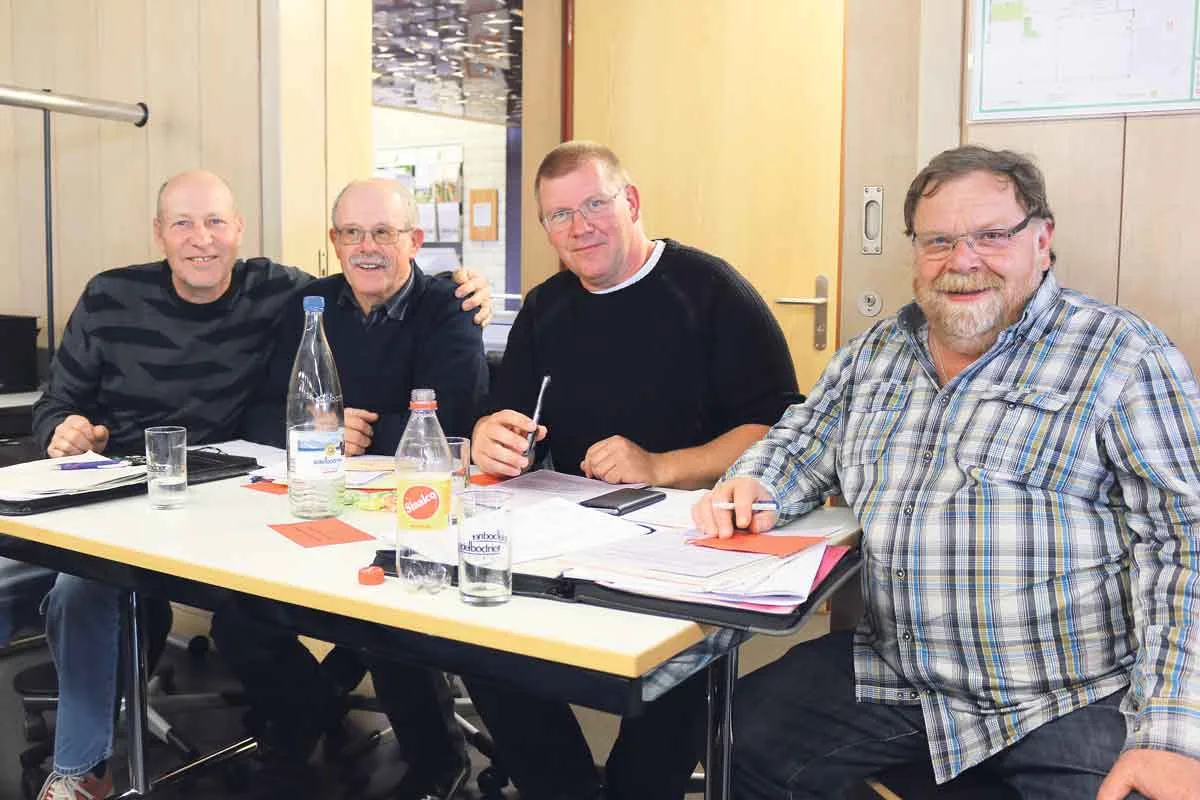 21b4c2379721f1fda568fad3222ddbfbbcf4f5eb Michel Schaer, Jean Martin Gigandet, Francis Voiblet und Jean-René Bucher (v. l. n. r.) vom Syndicat Bellelay BE würden die Versammlung um die Hälfte verkürzen und in den geselligen Teil übergehen. (Bild Simone Barth)