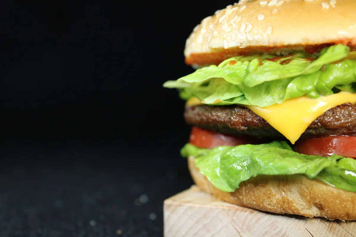 4c0ad40c9549eed9ebf81a1e5408649edbbb9e2f Burger King ersetzt ihre Rindfleischburger durch Burger mit Methan-reduziertem Fleisch. (Bild LordLuc/pixabay)