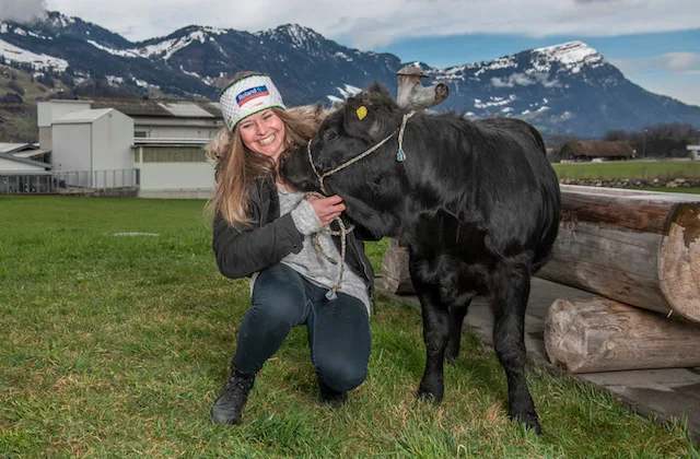 03f8522622f5b5daa01b3494f40742682d903d4a Die glückliche Skifahrerin gewinnt als Preis ein Eringer Kalb. (Bild Blick/Toto Marti)
