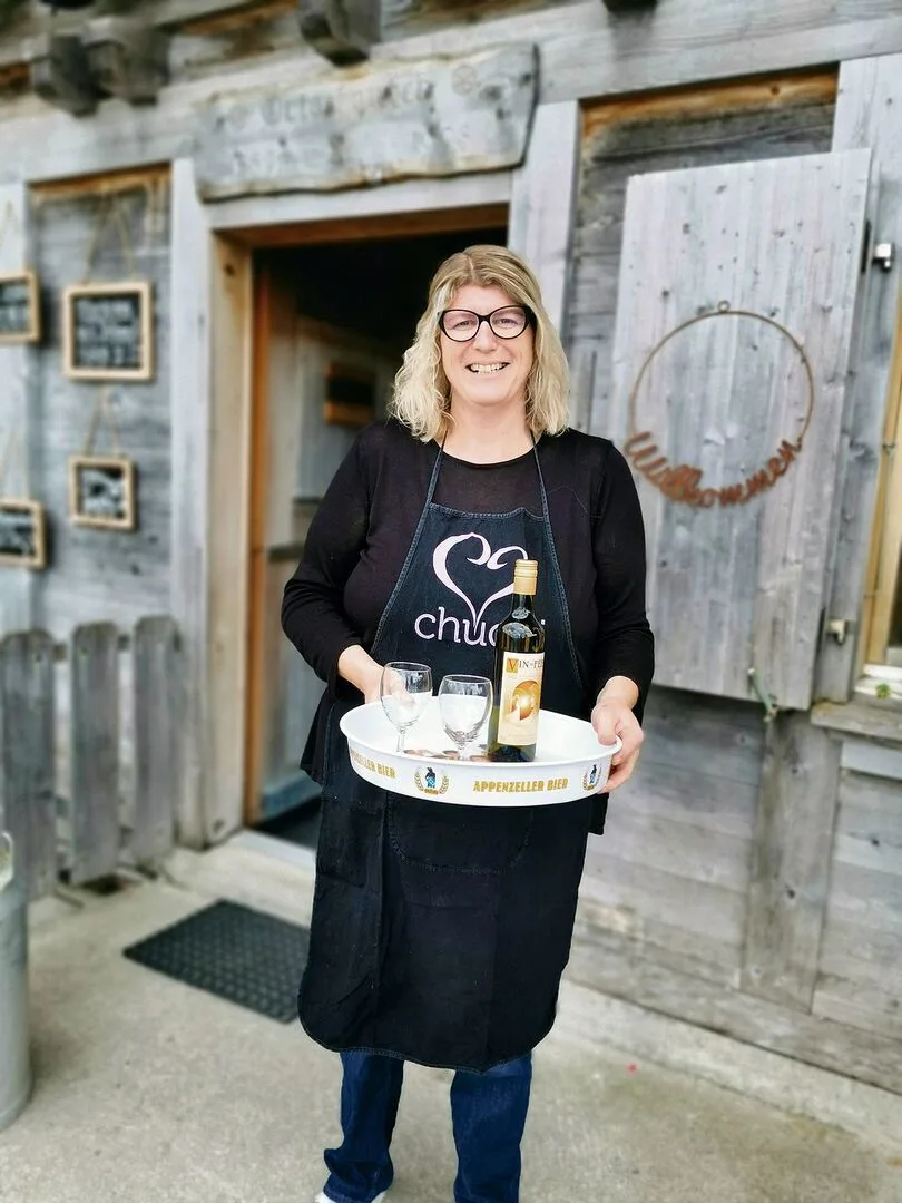 02fe0b52c7ad32cfed34e2baba54fc89d8d12f6a7eb1b376f6025bfe8d955c9e Während vier Monaten im Sommer empfängt Sandra Ledermann Gäste in ihrem Alpbeizli der Oschubi. Platz hat sie hier für bis zu 80 Gäste.