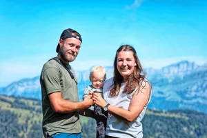Markus Eberle (l.), seine Frau Magdalena Eberhard (r.) und ihr Sohn Jonathan. «Wenn der Wolf so nah an der Hütte ist, macht man sich schon seine Gedanken, was mit dem Kind auf der Krabbeldecke passieren könnte», fasst Eberle seine Befürchtungen zusammen.