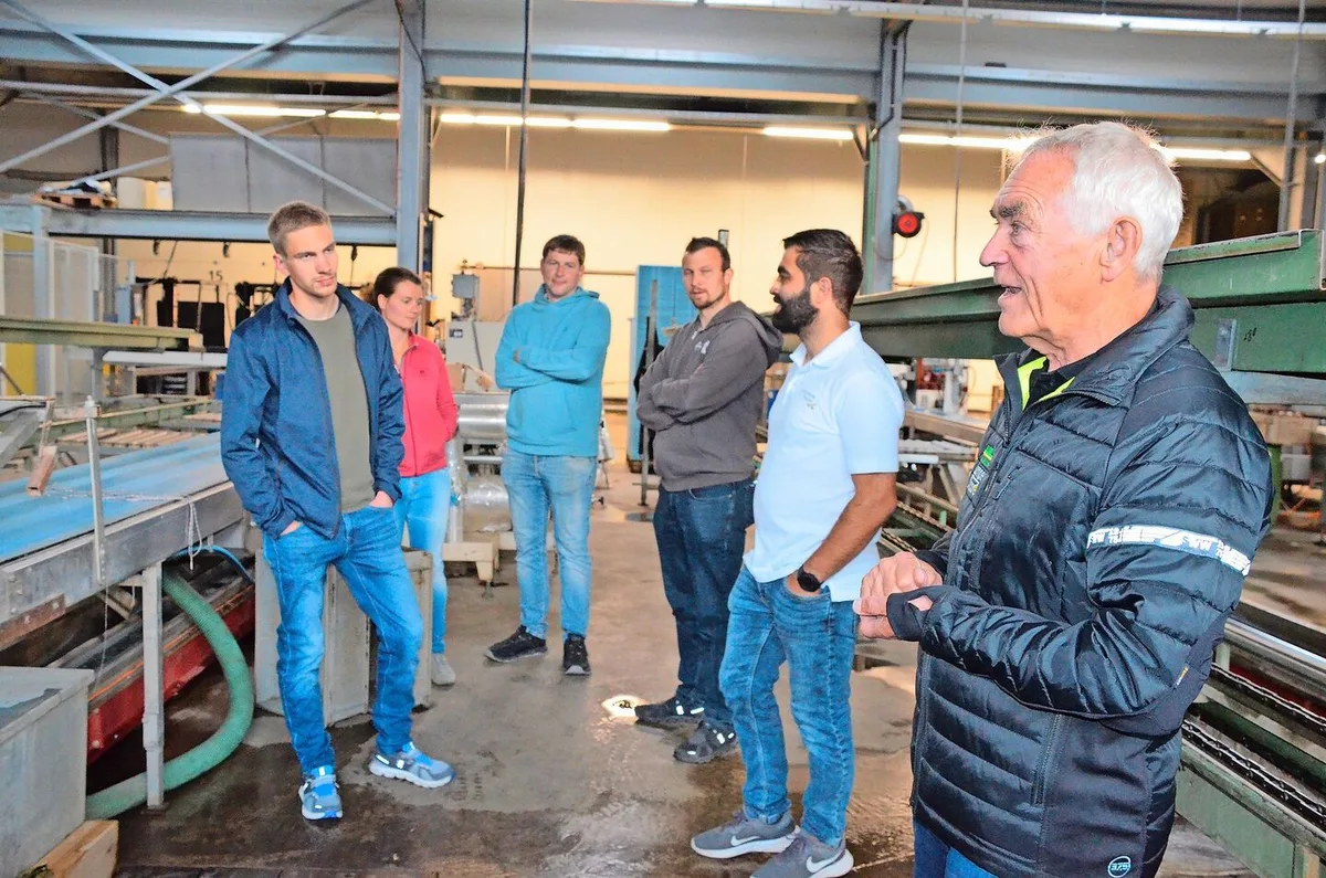 2fda6f36dfe4037cca7b492bd0fd98dfeb0e256686257e687dfbdb2bcc09c354 Erwin Gamper (rechts aussen) führte die Mitglieder der Junglandwirte-Kommission durch den Betrieb.