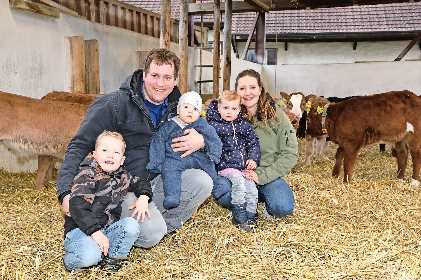 Ronni und Sabrina Vögeli mit ihren Kindern Henry, Leo und Eline. Seit 1709 befindet sich der Betrieb im Besitz der Familie Vögeli, Hauptstandbein ist heute die Munimast, wichtige Betriebszweige sind die Energie- und Wärmeproduktion.