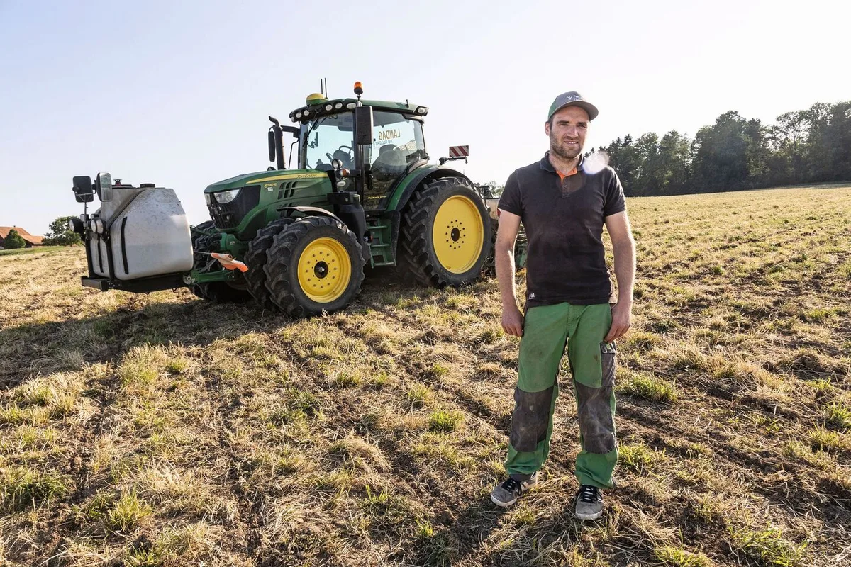 Christian Affolter sät hier den Mais in ein vorher gestripptes und mit Glyphosat behandeltes Feld. Wegen nasser Erntebedingungen konnten mit der Streifenlockerung allfällige Verdichtungen gelöst werden.