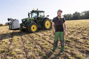 Christian Affolter sät hier den Mais in ein vorher gestripptes und mit Glyphosat behandeltes Feld. Wegen nasser Erntebedingungen konnten mit der Streifenlockerung allfällige Verdichtungen gelöst werden.