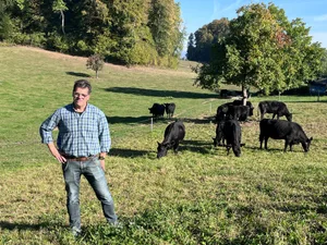 Martin Eichenberger ist grosser Angus-Fan. Die Herde auf dem Oberen Schönenberg AG umfasst rund 100 Tiere.