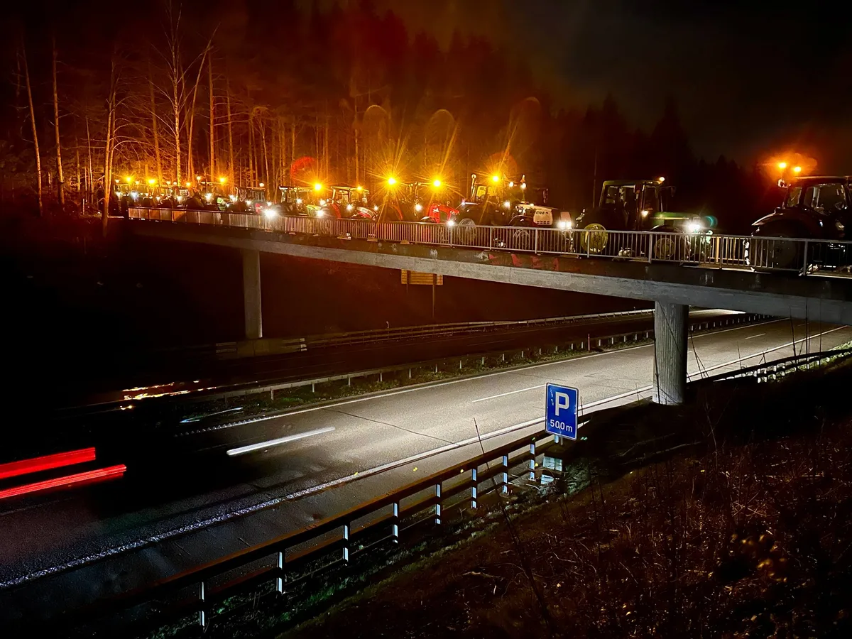 weckruf_bauern_bern_thun_01 Traktoren mit Rundumleuchten über der Autobahn A6.
