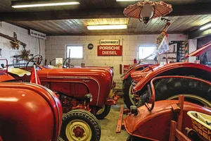 Die Sammlung von Porschehousi umfasst neun Traktoren von Ein- bis Vierzylindermotoren.