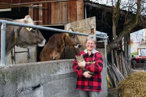 Jeanette Zürcher-Egloff lernte einst Landwirtin. Mit diesem Berufswunsch war die heute 58-Jährige damals eine Exotin. Sie fühlt sich bei den Milchkühen genauso wohl wie auf dem Traktor oder in der Küche.