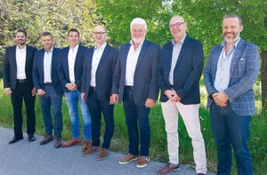 Die neuen Partner nach der Vertragsunterzeichnung. (v.l.n.r.): Mario Hodel, f&f SA/AG / Daniel Grüter, Krieger AG / André Hodel, Prodavi SA / Toni Fleischlin, Krieger AG / Franz Hodel, Farmtec SA / Urs Inäbnit, Krieger AG und Christof Arnold, Farmtec SA.