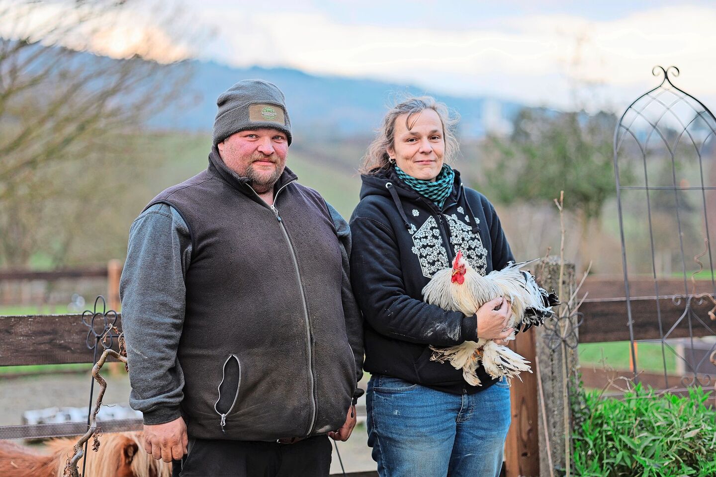 Christian Roth bewirtschaftet mit seiner Partnerin Pamela Knobel den Biohof Rhyguet in Diessenhofen. Seine Leidenschaft ist der Ackerbau, ihre die Tiere. In der Hand hält sie eine Zwerg-Cochine aus eigener Zucht.