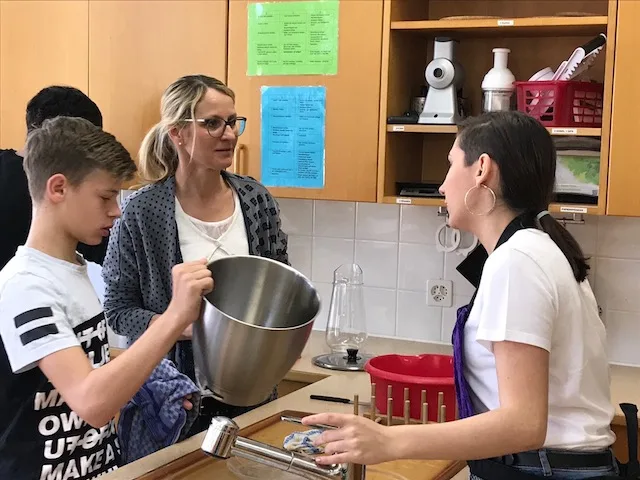0ea39b8d955f2cb53d0f50c0a020d376589a5125 Die Hauswirtschaftslehrerin Nadine Zwahlen hilft ihren Schülern bei den letzten Vorbereitungen zum festlichen Mittagessen. (Bild Alexandra Stückelberger)