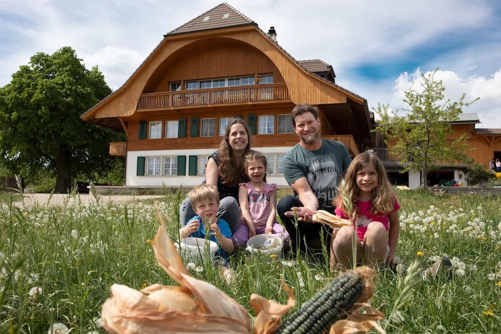 2037f4655d9259a00e84a6c27d9d6fbe0076ba0c Marina und Roger Staub mit ihren drei Kindern Elia, Leonie und Ylena. Der Anbau von Landmais ist für sie ein kleinerer Nebenbetreibszweig, der vor allem Freude macht. (Bild Gaby Züblin)