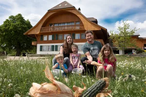 Marina und Roger Staub mit ihren drei Kindern Elia, Leonie und Ylena. Der Anbau von Landmais ist für sie ein kleinerer Nebenbetreibszweig, der vor allem Freude macht. (Bild Gaby Züblin)