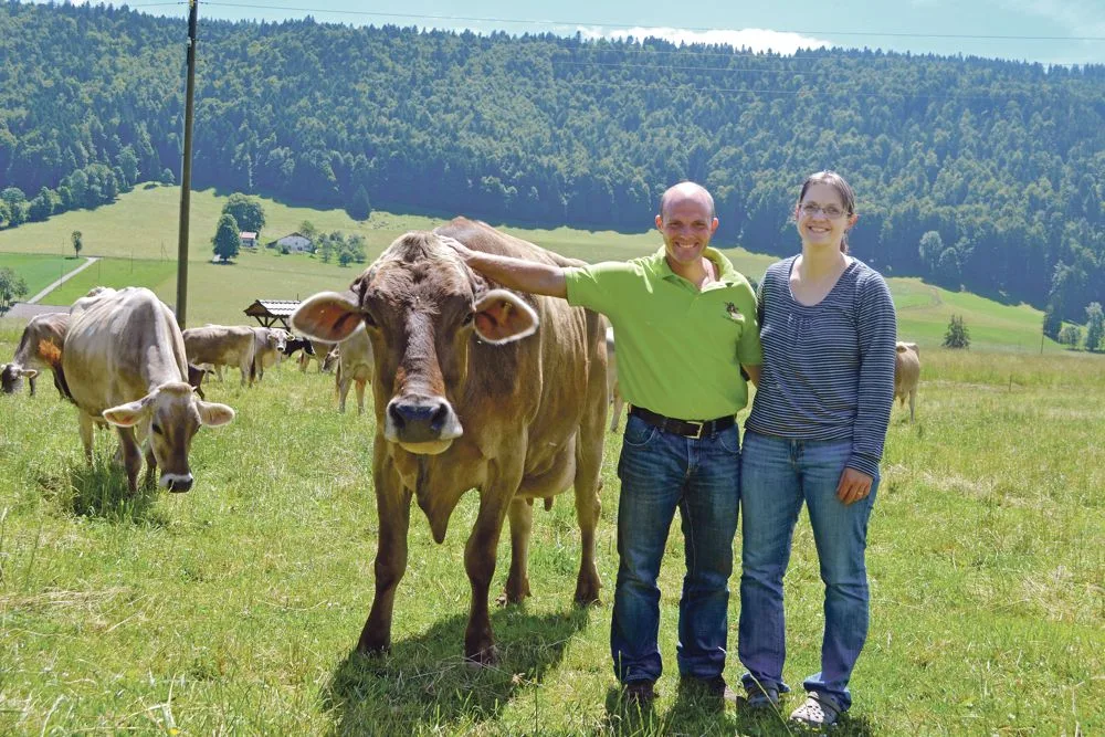 476e5733c73d765f1cadfe81bcfb5455c49e3ad8 Im Berner Jura, genauer gesagt in Renan, bewirtschaften Cédric und Claudia Schärz zusammen mit ihren Kindern Tom und Leane einen 49-ha grossen Milchwirtschafts- und Braunviehzuchtbetrieb. (Bilder Peter Fankhauser)