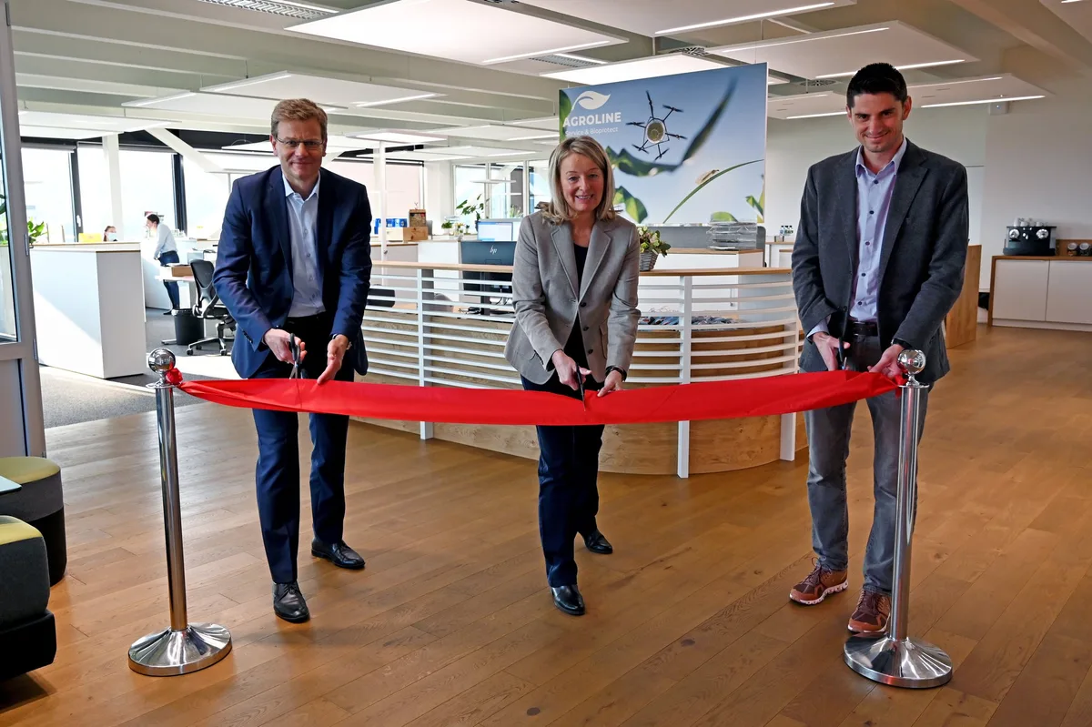 afb4432bf18f56932af42a0e5c2442b314f0e0b3 Am 22. April wurde das neue Zentrum für nachhaltigen Pflanzenschutz Agroline Bioprotect in Aesch BL offiziell eröffnet. Im Bild v. l. n. r.: Martin Keller, Fenaco-Geschäftsleiter, Regina Burger, Leiterin Agroline Bioprotect, und Michael Feitknecht, Leiter Department Pflanzenbau. (Bilder Fenaco)