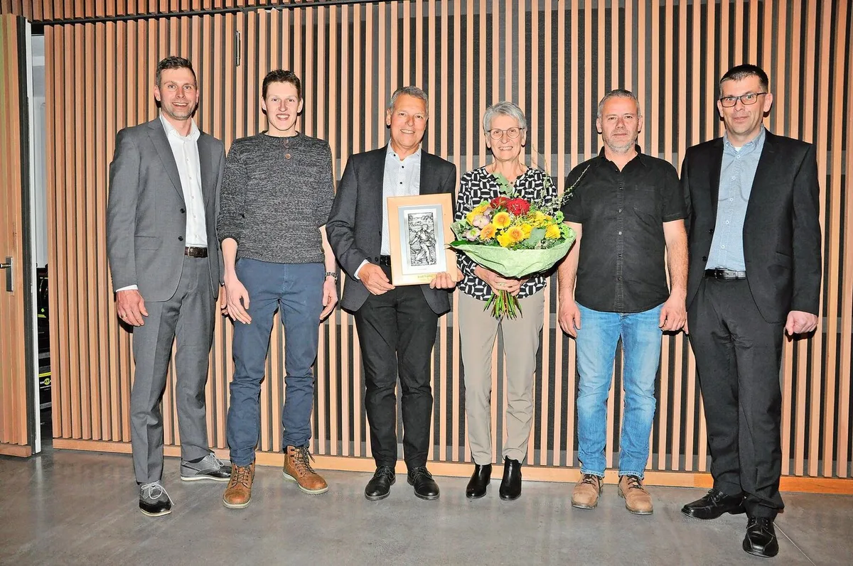 5ec4e5964e6c4e48bb77805a0b748224f3d182cc3c8f8ee2773e906525ffcf87 Präsident Marcel Niffeler, Markus Gisler, Josef und Ruth Stalder, Urs Lang und Geschäftsführer Martin Fuhrimann (v. l.).